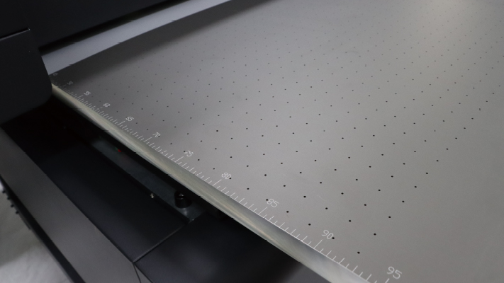 Aluminiowy stół z otworami podciśnienia i podziałką
