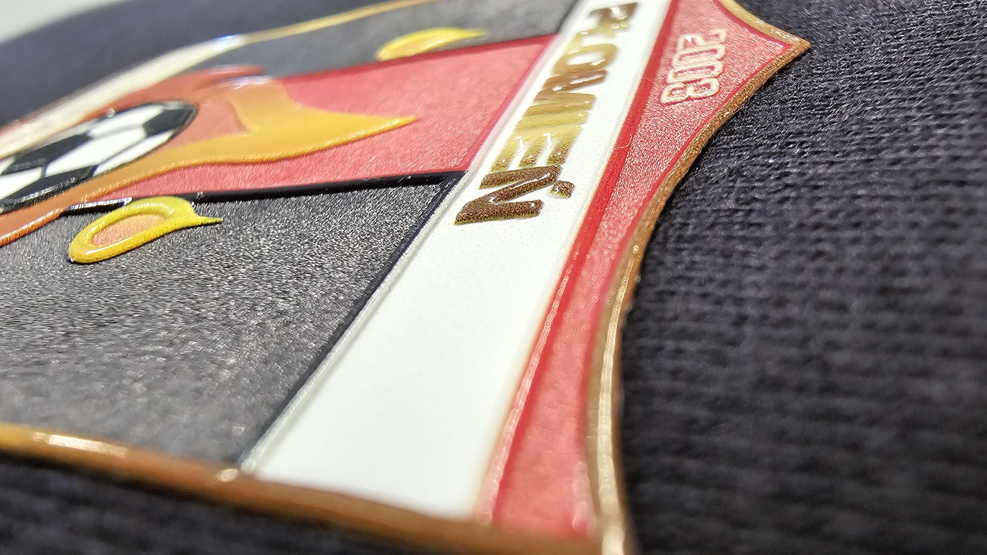 Wypukła krawędź i połysk gotowego emblematu TPU w zbliżeniu