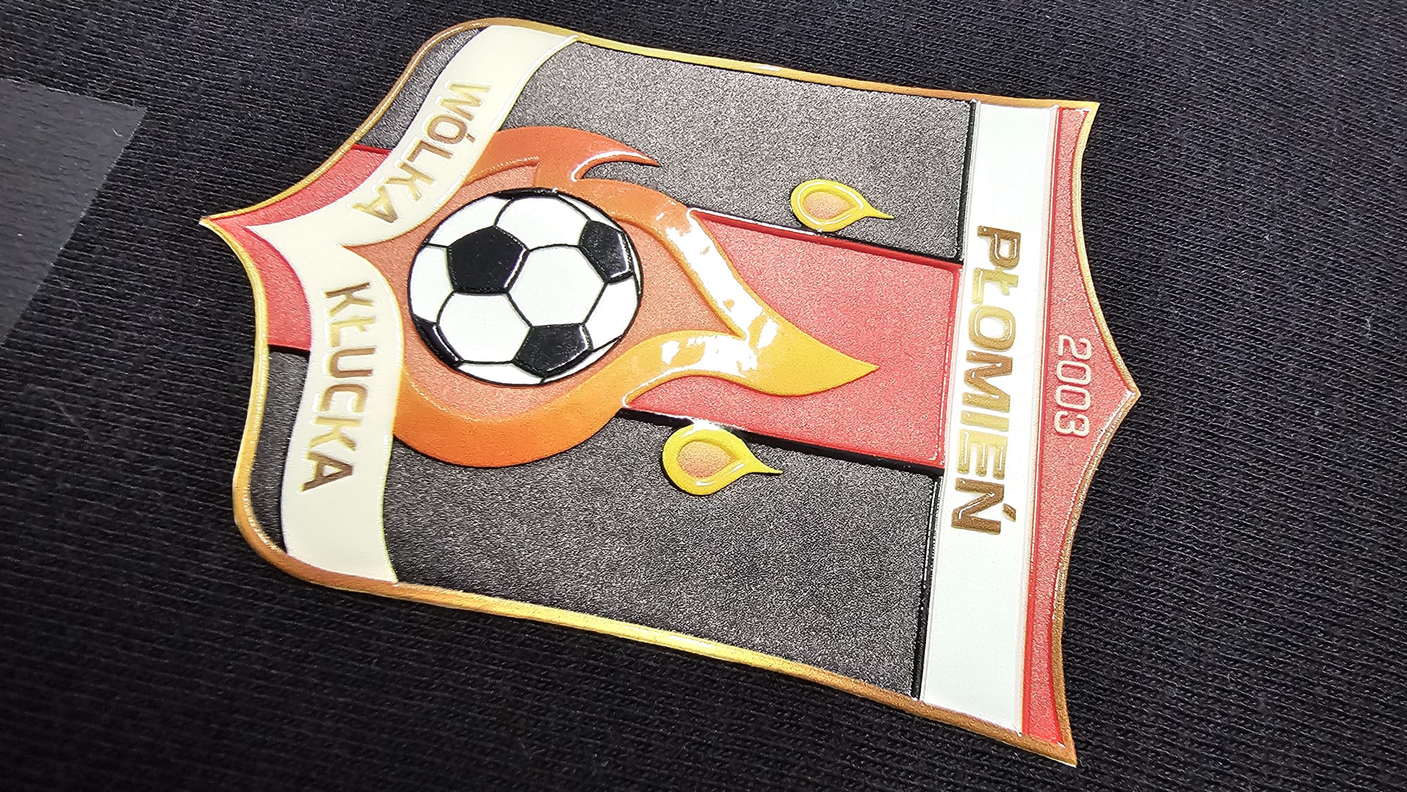 Zbliżenie wypukłego emblematu TPU na dzianinie