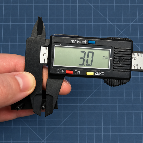 Damper I3200-U1HD — pomiar trzpienia suwmiarką, odczyt 3,0 mm